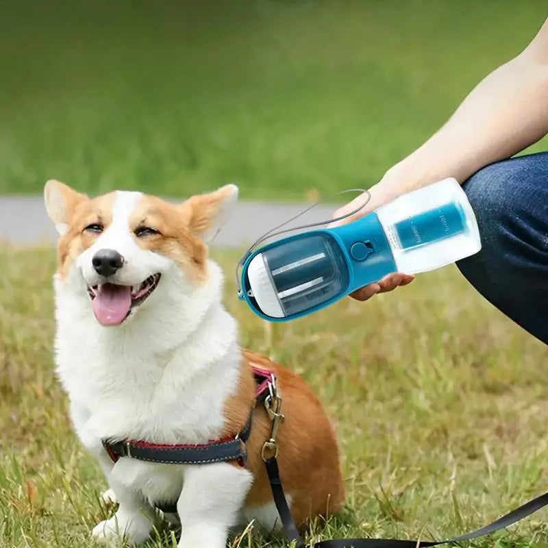 Bouteille multifonctionnel pour chien 3 en 1 (nourriture, eau, sacs a déchets)